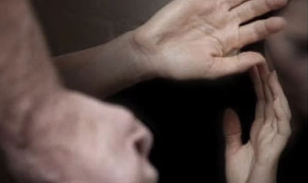 MULHER É AGREDIDA PELO COMPANHEIRO APÓS DISCUSSÃO EM BAR NO CENTRO DE QUIRINÓPOLIS