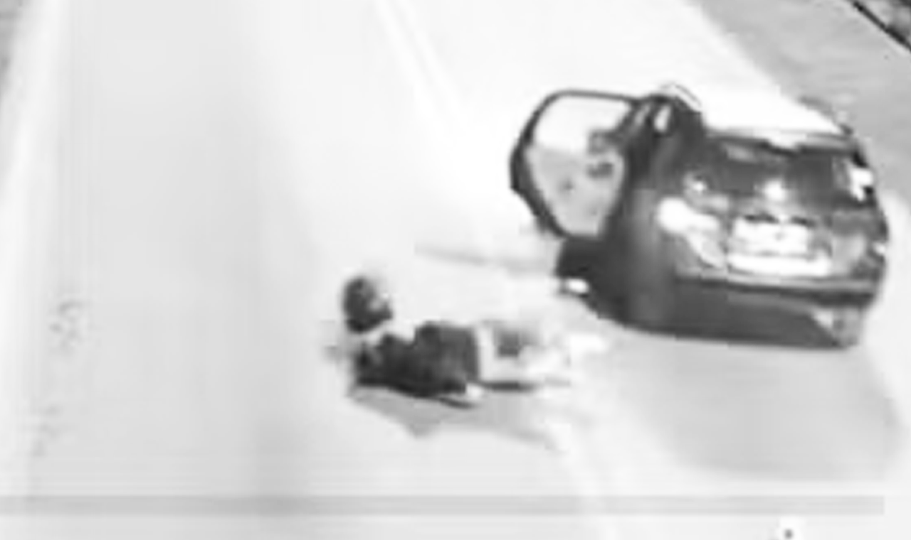 MULHER PULA DE CARRO EM MOVIMENTO PARA ESCAPAR DE AMEAÇAS DO COMPANHEIRO