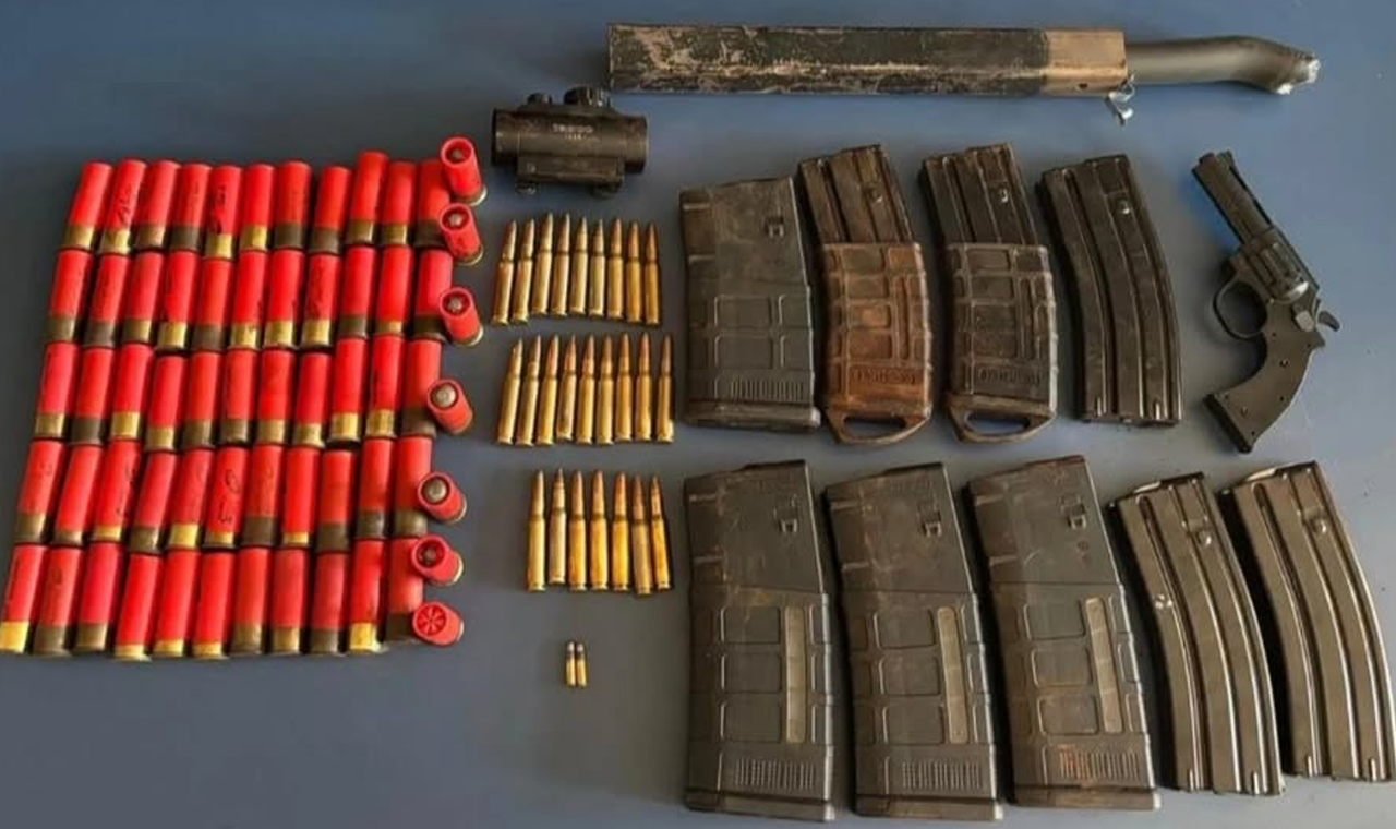 POLÍCIA CIVIL APREENDE MUNIÇÕES E ARTEFATOS ENTERRADOS NO QUINTAL DE CASA EM QUIRINÓPOLIS