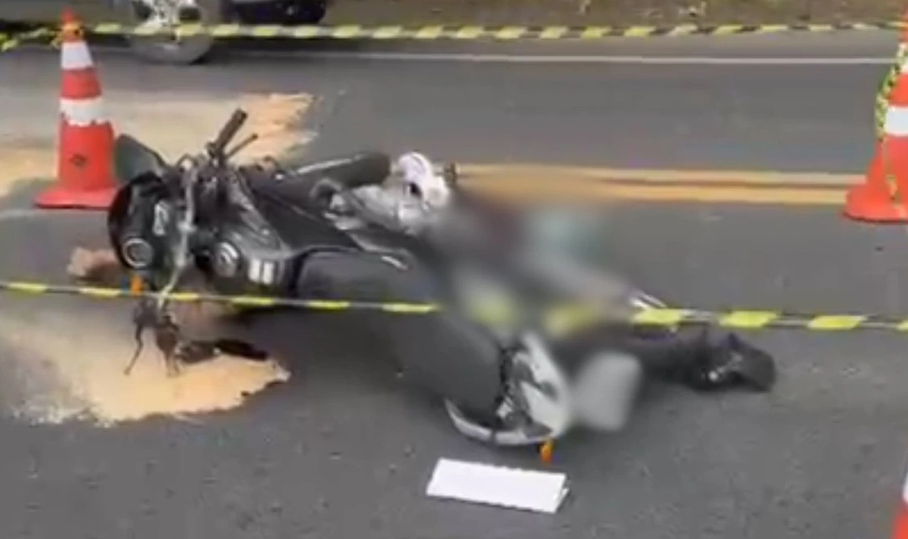 ACIDENTE ENTRE CARRO E MOTOCICLETA DEIXA JOVEM FERIDO NO BAIRRO ALVORADA I