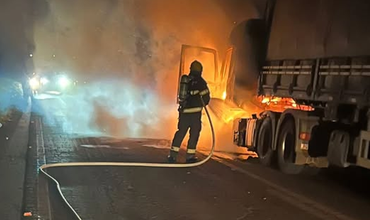 CAMINHÃO CARREGADO COM MILHO PEGA FOGO NA GO-206, EM QUIRINÓPOLIS