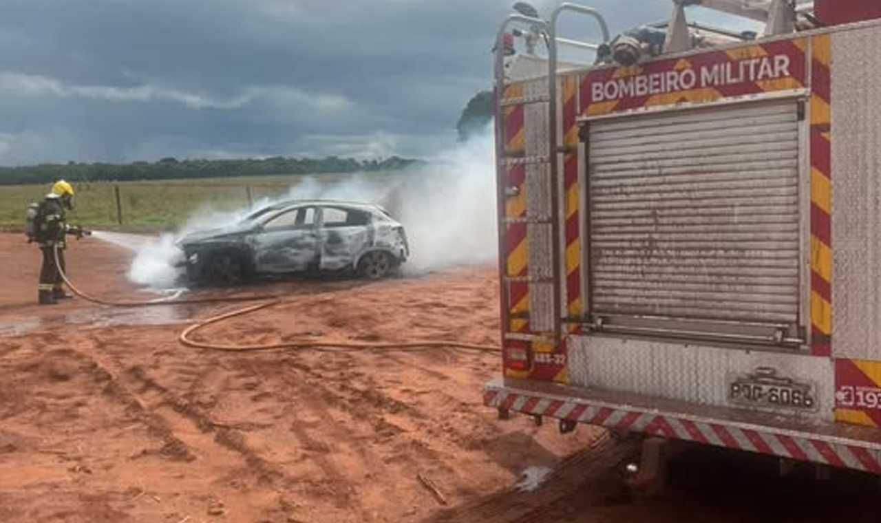 CARRO PEGA FOGO NA ZONA RURAL DE QUIRINÓPOLIS E MOBILIZA CORPO DE BOMBEIROS