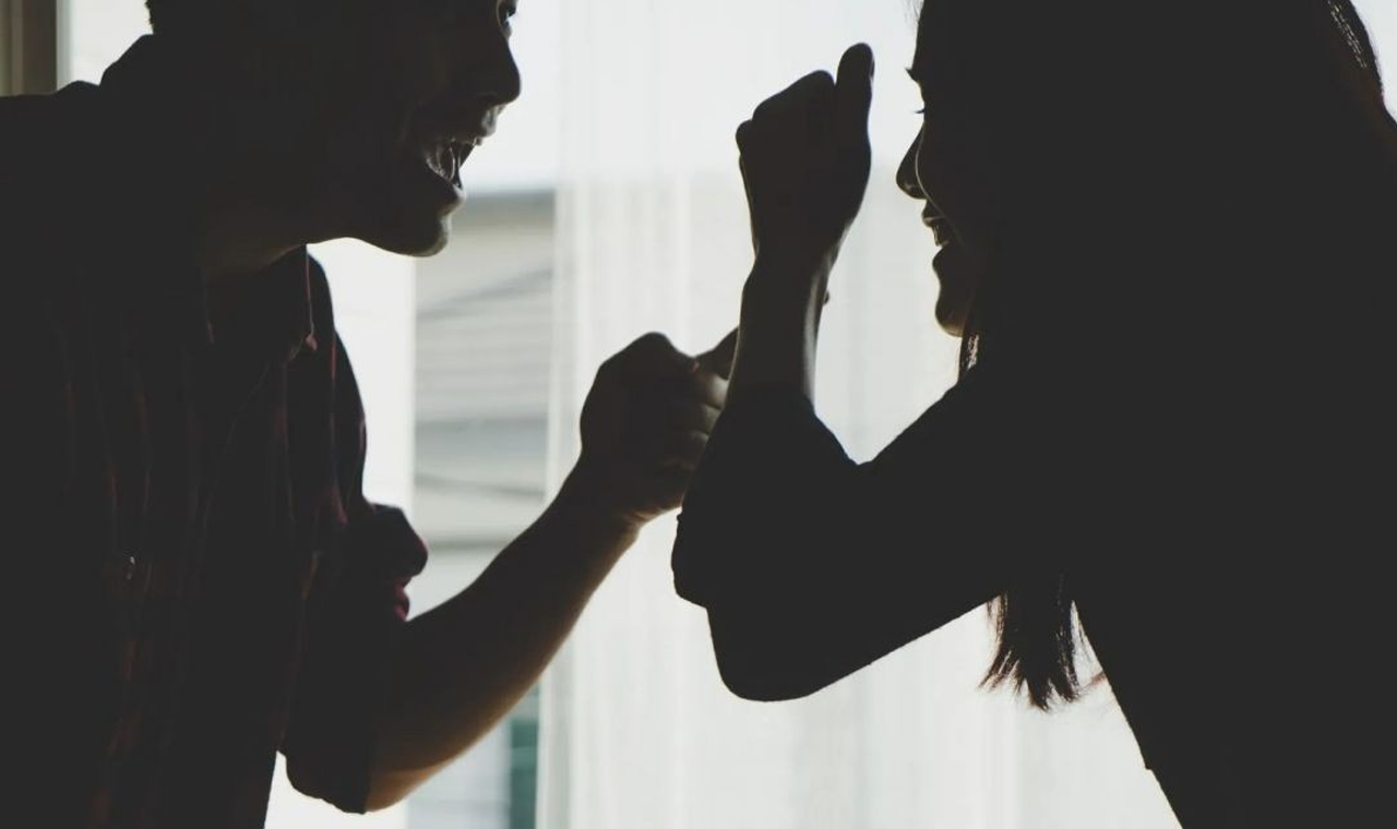 CASAL SE ENVOLVE EM AGRESSÕES MÚTUAS EM OCORRÊNCIA DE VIOLÊNCIA DOMÉSTICA EM QUIRINÓPOLIS