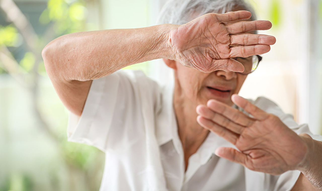 HOMEM É PRESO APÓS AGREDIR IRMÃO E AMEAÇAR IDOSA NO CENTRO DE QUIRINÓPOLIS