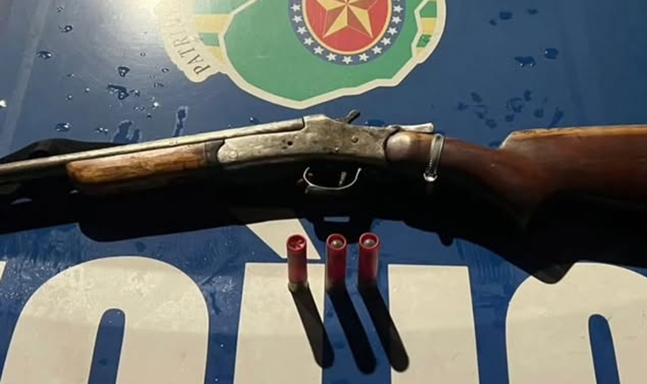 HOMEM É PRESO COM ARMA DE FOGO APÓS FUGA E PERSEGUIÇÃO POLICIAL EM QUIRINÓPOLIS