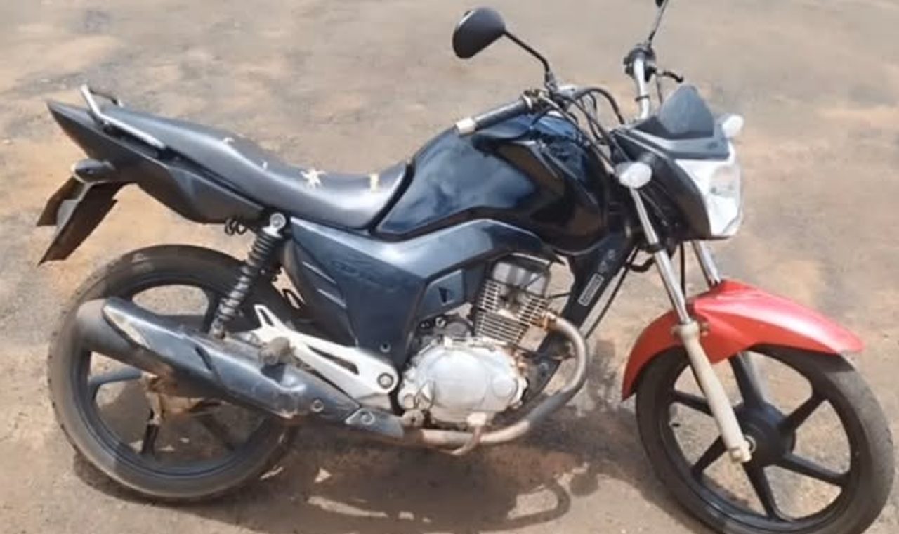 JOVEM É FLAGRADO EMPINANDO MOTO EM FRENTE A COLÉGIO EM QUIRINÓPOLIS
