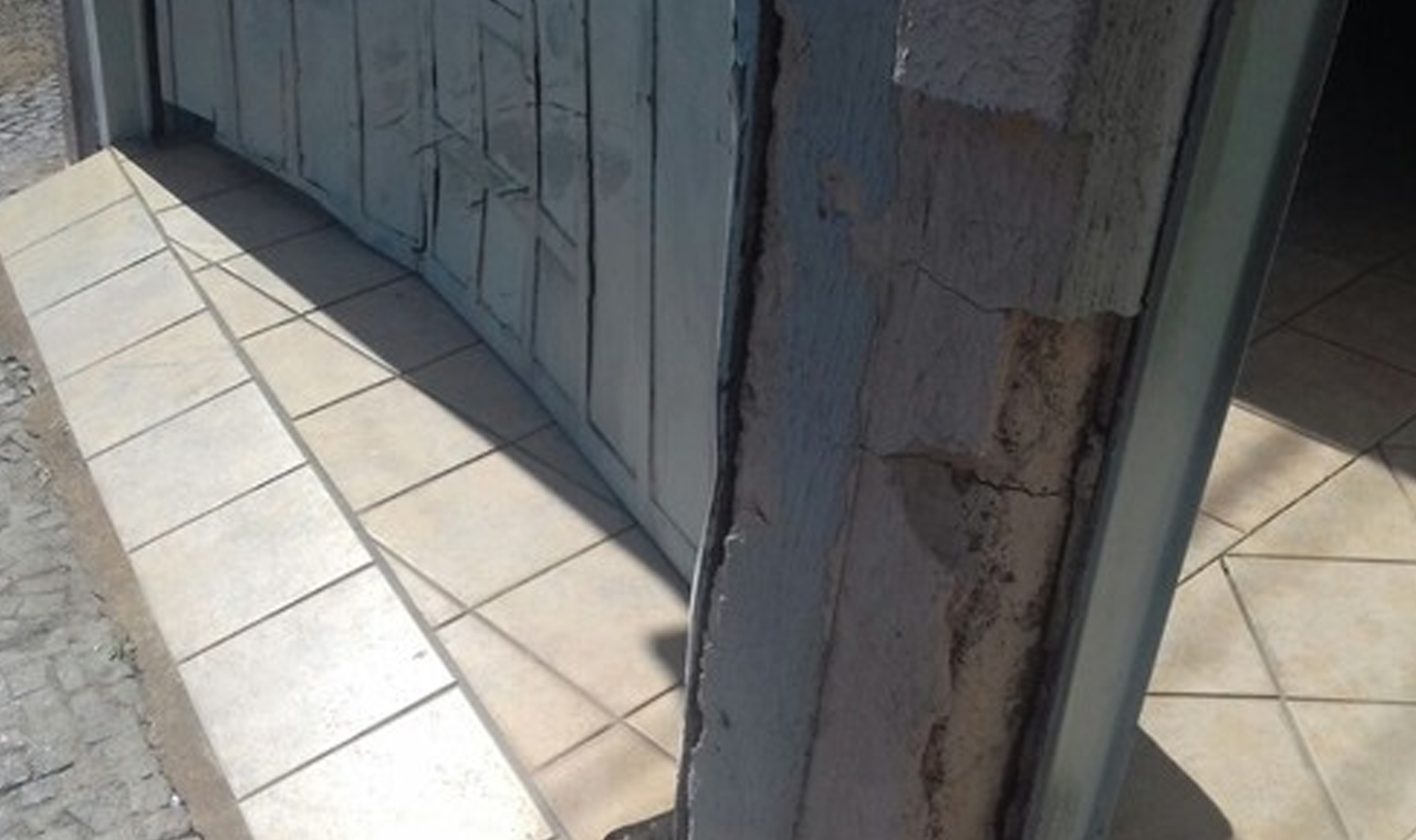 PORTÃO DE RESIDÊNCIA É DANIFICADO APÓS VEÍCULO COLIDIR E FUGIR NO BAIRRO ALVORADA I