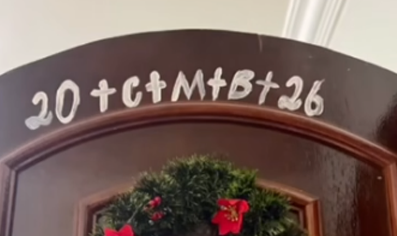 TRADIÇÃO CATÓLICA: O SIGNIFICADO DA INSCRIÇÃO “20 + C + M + B + 26” NAS PORTAS DAS CASAS