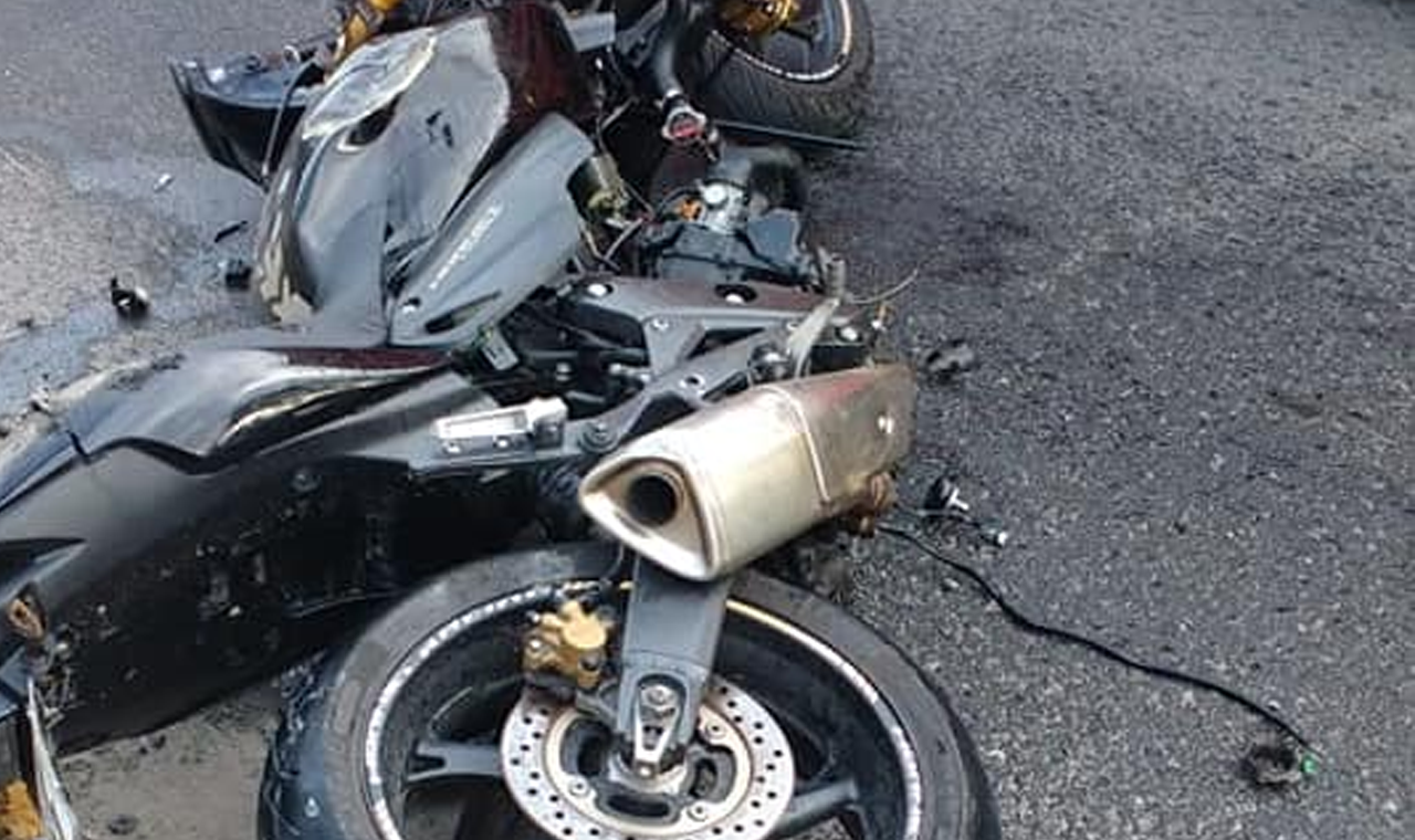 ACIDENTE ENTRE MOTO E CARRO DEIXA HOMEM FERIDO NO CENTRO DE QUIRINÓPOLIS