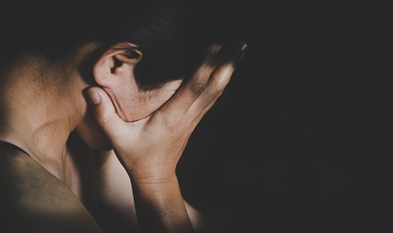 ATENDENTE DE HOSPITAL É AGREDIDA COM COPO DE METAL NO CENTRO DE QUIRINÓPOLIS