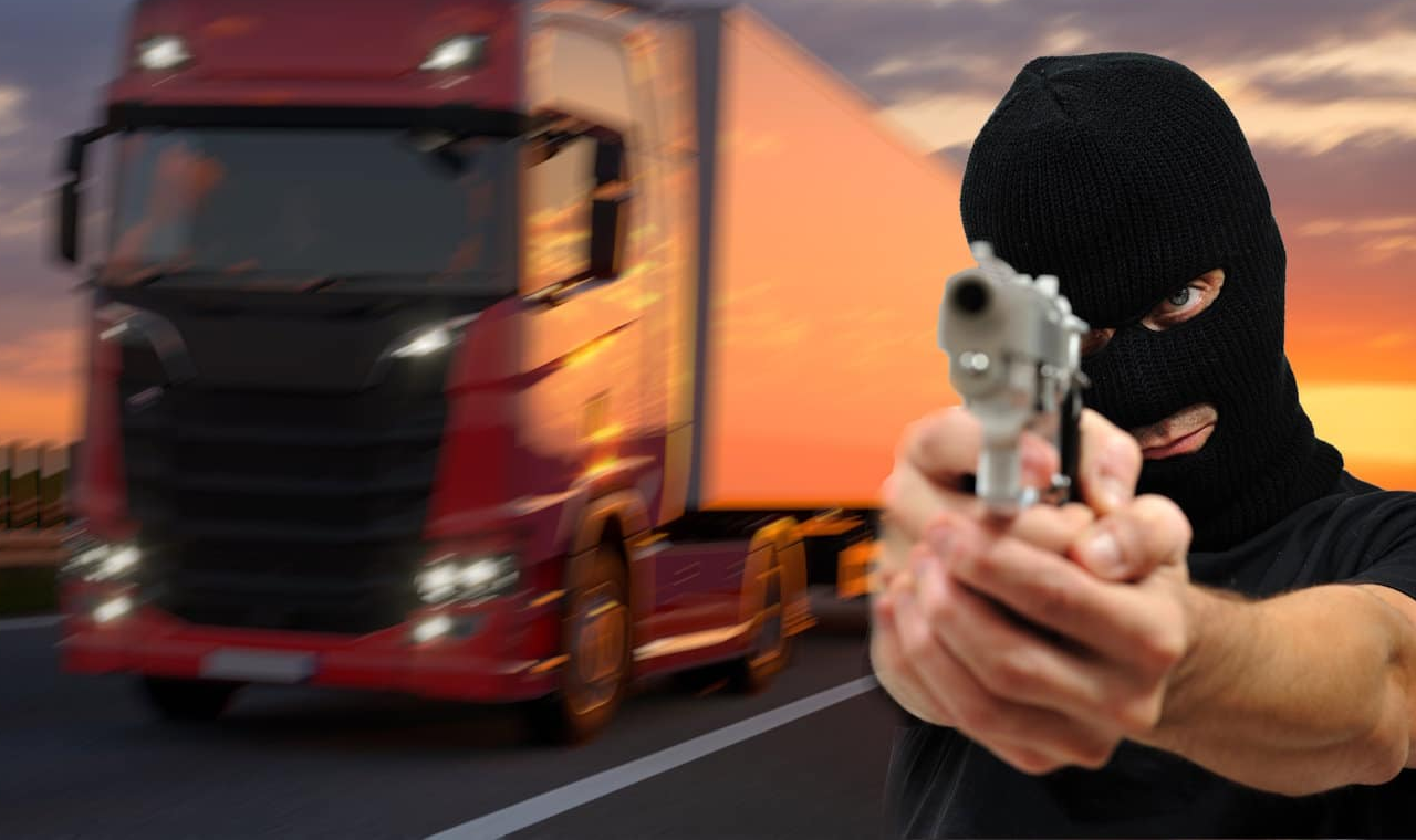 CAMINHÃO CARREGADO COM TRATOR É FURTADO NO CENTRO DE GOUVELÂNDIA