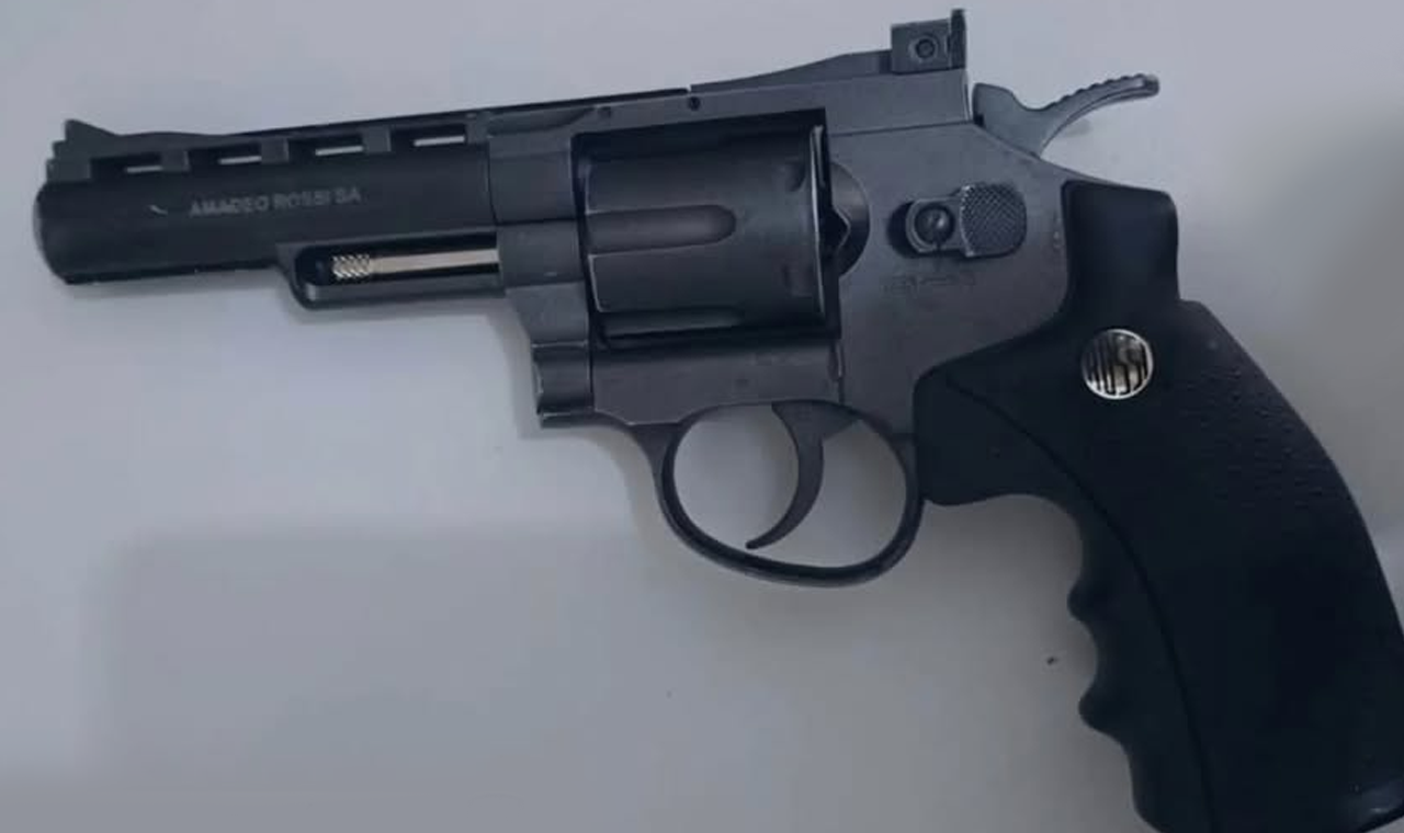 GCM APREENDE SIMULACRO DE ARMA FURTADO EM QUIRINÓPOLIS