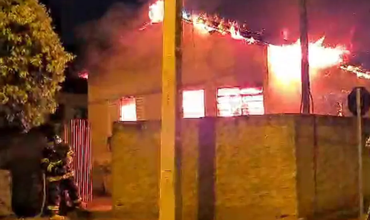 INCÊNDIO EM RESIDÊNCIA É REGISTRADO NO CENTRO DE QUIRINÓPOLIS