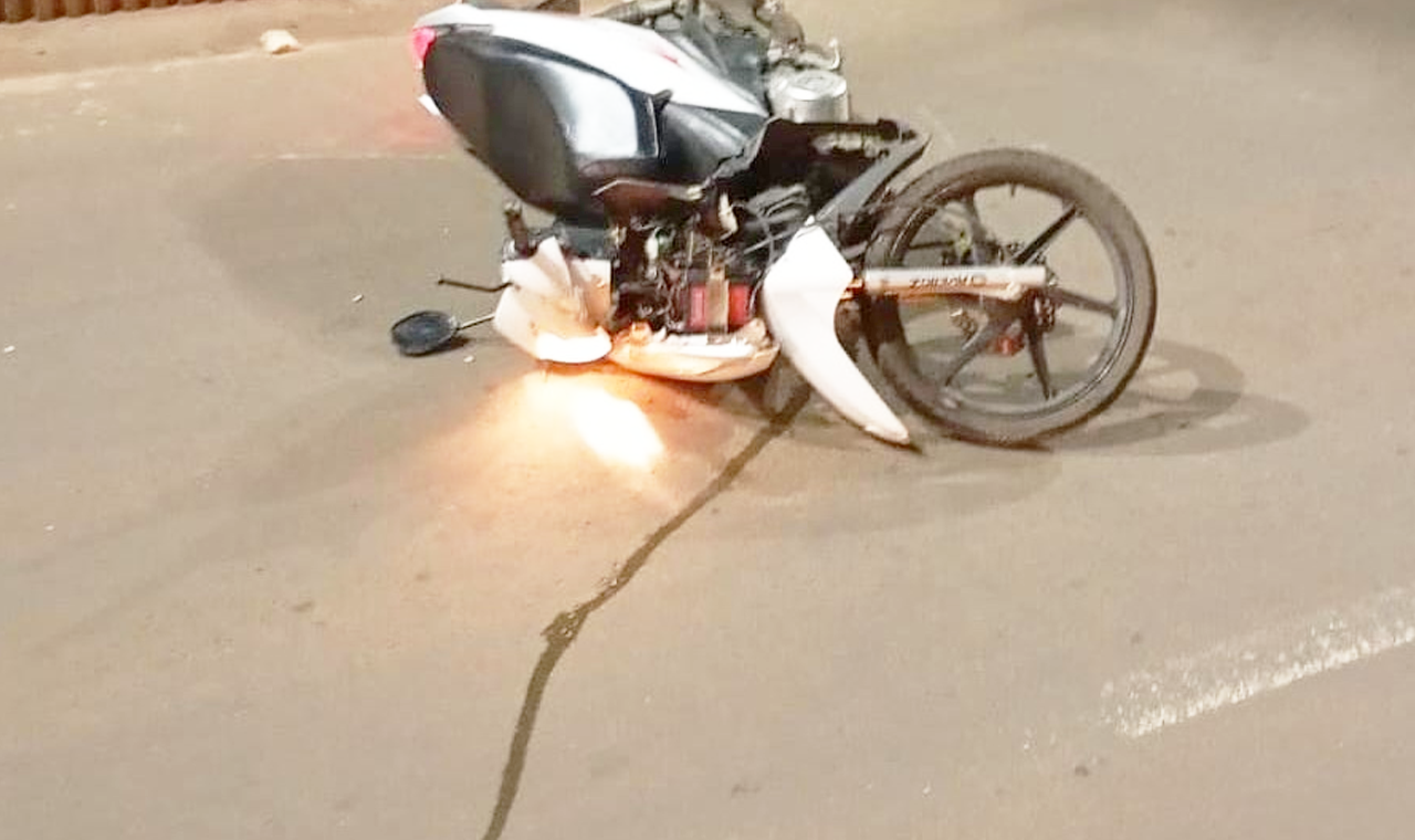 ACIDENTE ENTRE CARRO E MOTONETA DEIXA DOIS FERIDOS EM QUIRINÓPOLIS