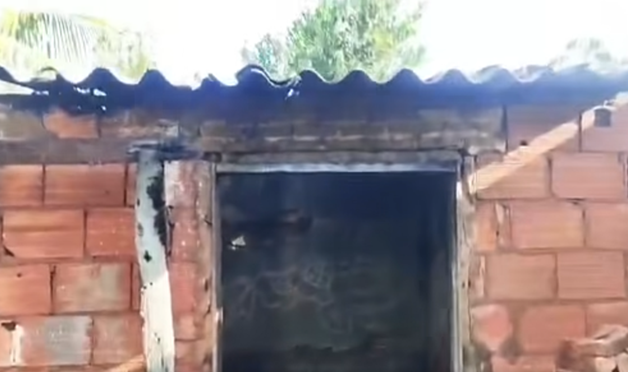 BOMBEIROS CONTROLAM INCÊNDIO EM CASA ABANDONADA EM QUIRINÓPOLIS