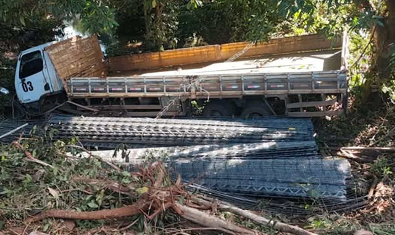 CAMINHÃO SAI DA PISTA APÓS ESTOURO DE PNEU NA GO-164, EM QUIRINÓPOLIS