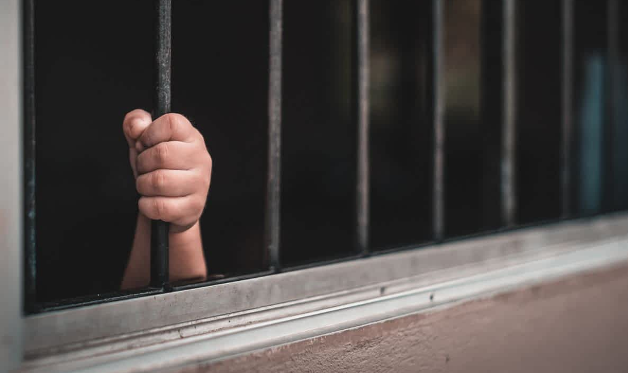 HOMEM É PRESO APÓS AMEAÇAR COMPANHEIRA E MANTÊ-LA EM CÁRCERE PRIVADO EM QUIRINÓPOLIS