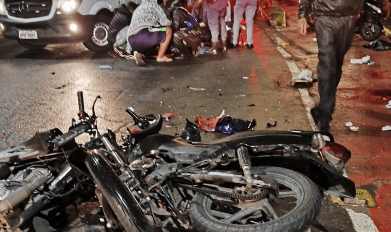MOTOCICLISTAS FICAM FERIDOS APÓS COLISÃO EM CRUZAMENTO NO CENTRO DE QUIRINÓPOLIS
