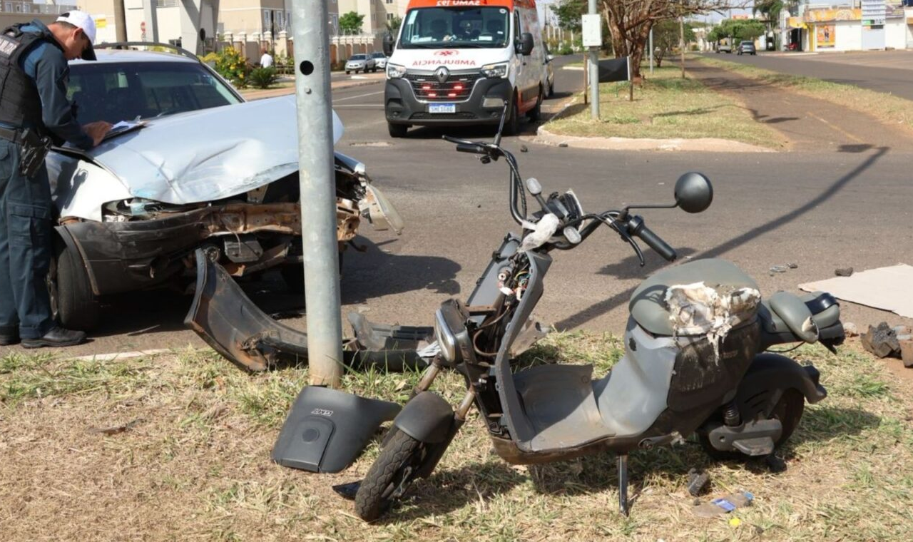 MOTONETA AVANÇA PARE, CAUSA ACIDENTE E CONDUTOR FICA FERIDO EM QUIRINÓPOLIS