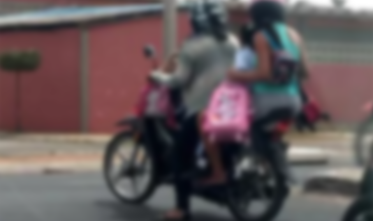 MULHER É AUTUADA POR COLOCAR FILHAS EM RISCO AO TRANSPORTÁ-LAS DE FORMA IRREGULAR EM QUIRINÓPOLIS