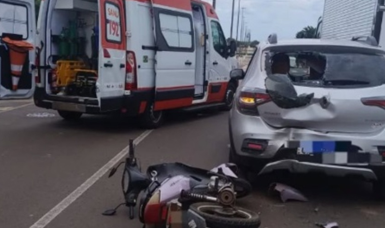 ACIDENTE ENTRE CARRO E CICLOMOTOR DEIXA MULHER FERIDA NO CENTRO DE QUIRINÓPOLIS
