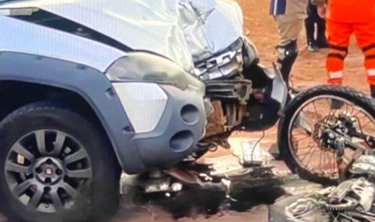 ACIDENTE ENTRE CICLOMOTOR E CAMINHONETE DEIXA MULHER FERIDA EM QUIRINÓPOLIS