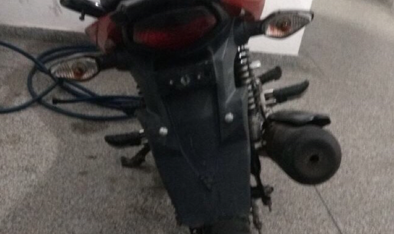 GCM APREENDE MOTOCICLETA SEM PLACA E COM CHASSI RASPADO EM QUIRINÓPOLIS