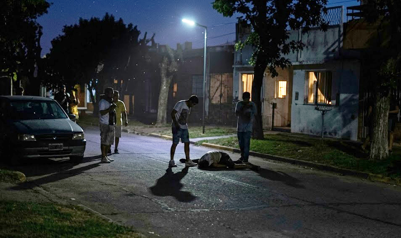 HOMEM É AGREDIDO POR GRUPO EM CONFUSÃO NO CENTRO DE QUIRINÓPOLIS
