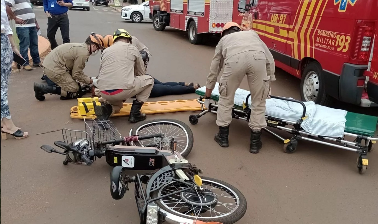 JOVEM FICA FERIDA APÓS ACIDENTE ENTRE MOTOCICLETA E BICICLETA ELÉTRICA EM QUIRINÓPOLIS