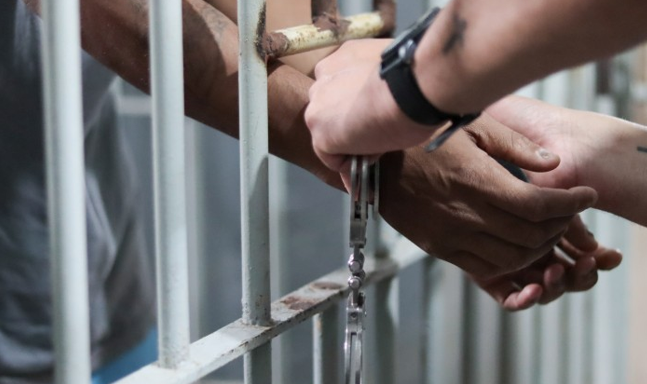 HOMEM COM MANDADO DE PRISÃO É DETIDO APÓS TENTAR ENGANAR POLICIAIS EM QUIRINÓPOLIS