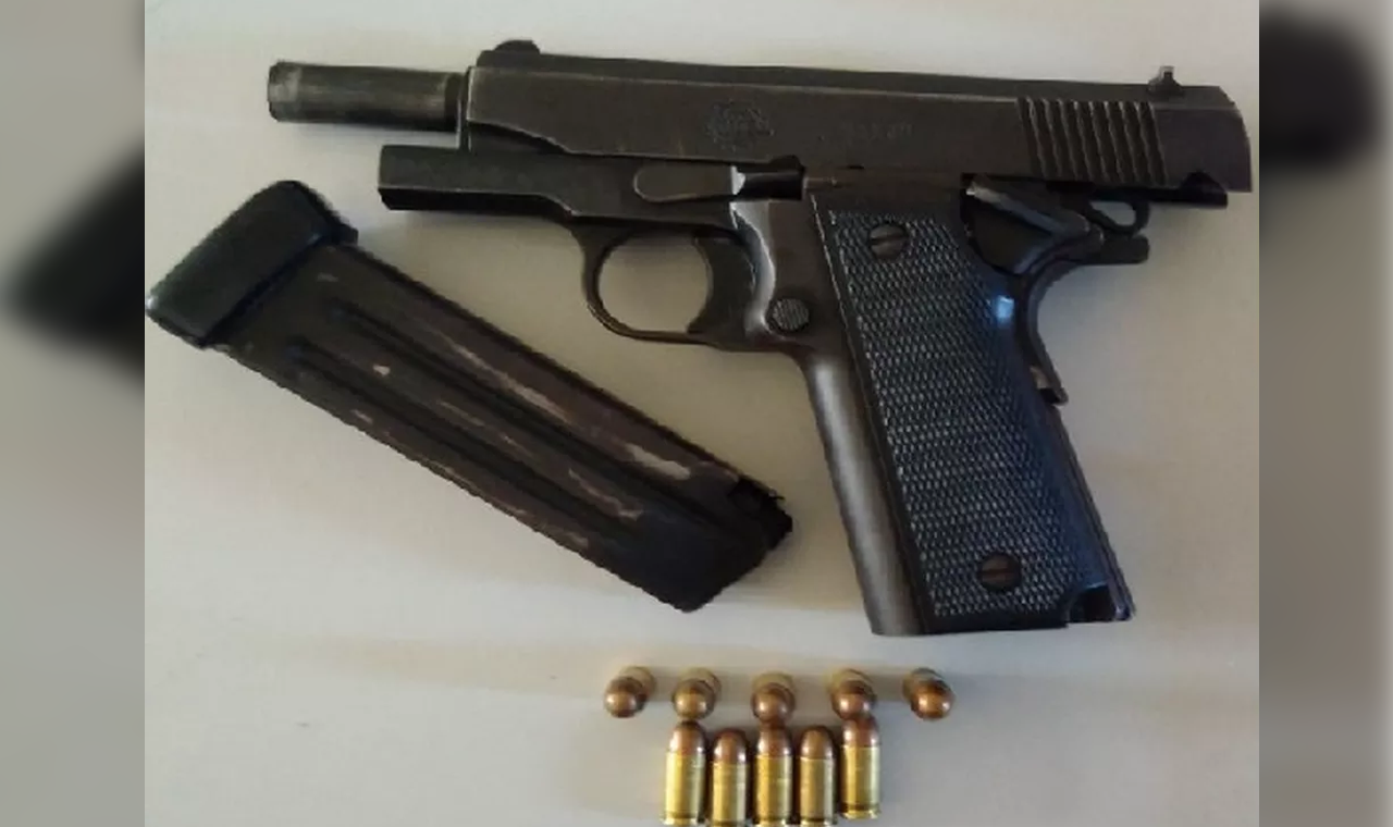 HOMEM É PRESO COM PISTOLA E MUNIÇÕES APÓS DENÚNCIA EM QUIRINÓPOLIS