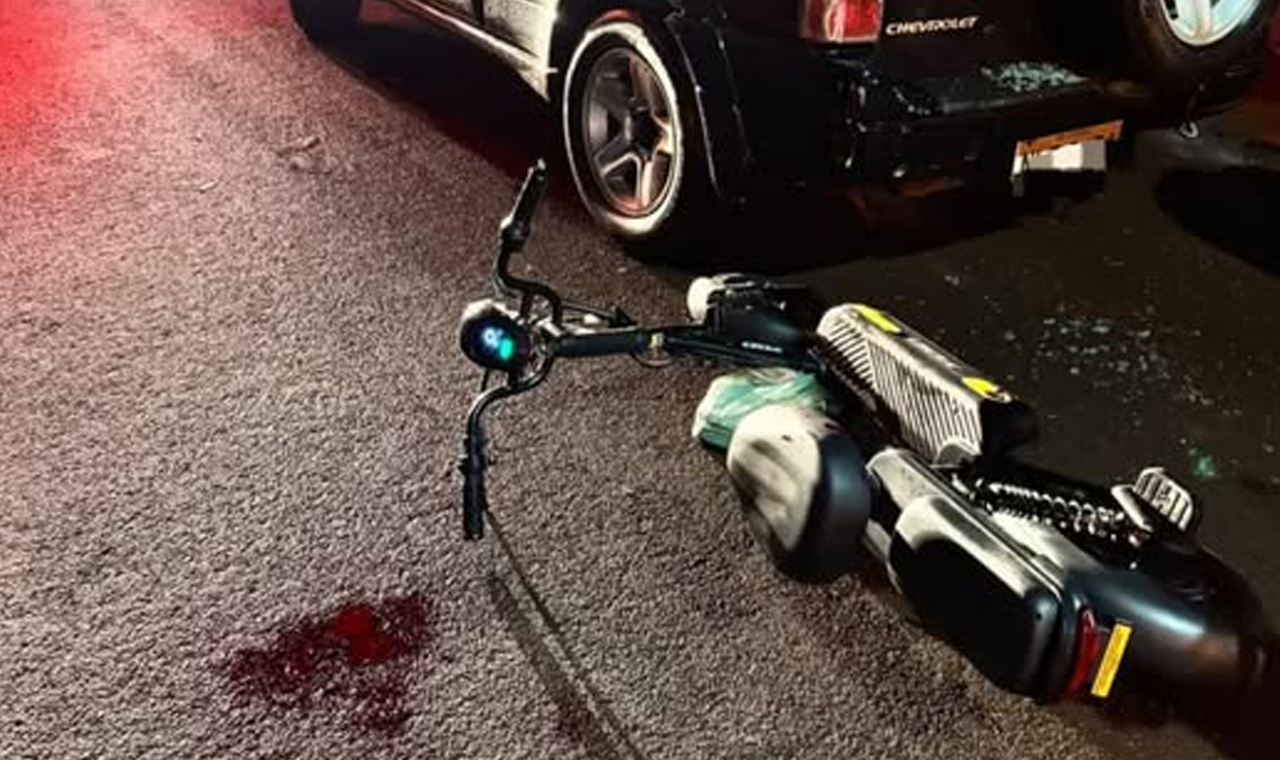 HOMEM FICA FERIDO APÓS BATER BICICLETA ELÉTRICA EM CARRO ESTACIONADO EM QUIRINÓPOLIS
