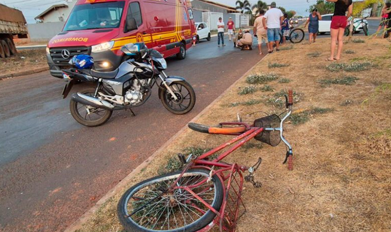 IDOSO FICA FERIDO APÓS ACIDENTE ENTRE BICICLETA E MOTOCICLETA NO CENTRO DE QUIRINÓPOLIS