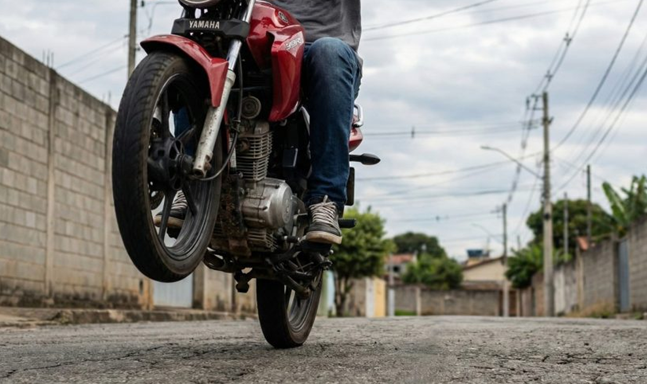 JOVEM É DETIDO APÓS FUGIR DA POLÍCIA E REALIZAR MANOBRAS PERIGOSAS EM QUIRINÓPOLIS