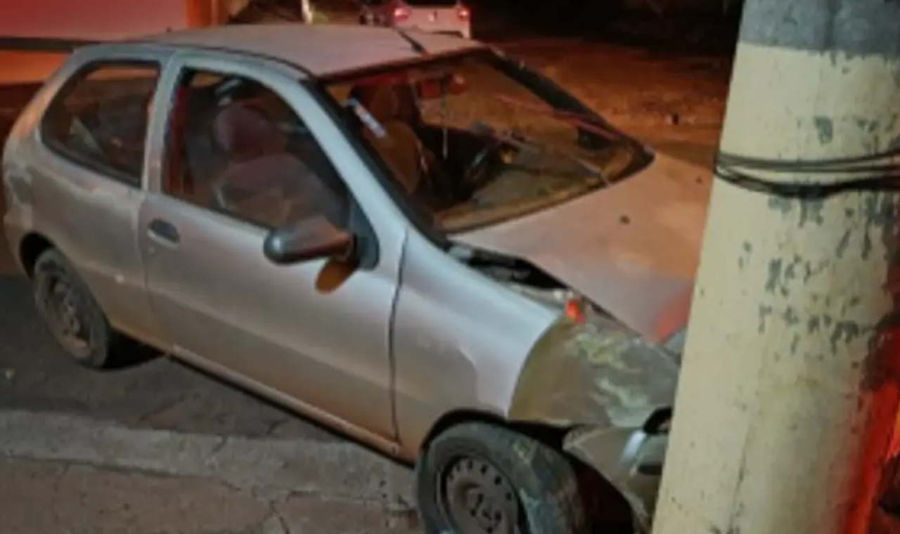 MOTORISTA DESVIA DE CACHORRO, BATE EM POSTE E DANIFICA ILUMINAÇÃO PÚBLICA EM QUIRINÓPOLIS