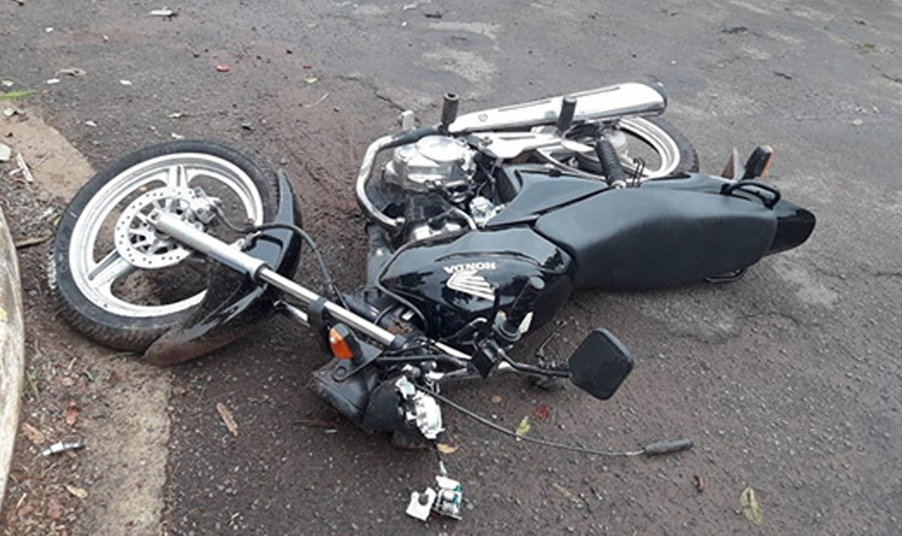 ACIDENTE ENTRE CARRO E MOTOCICLETA DEIXA HOMEM FERIDO NO CENTRO DE QUIRINÓPOLIS