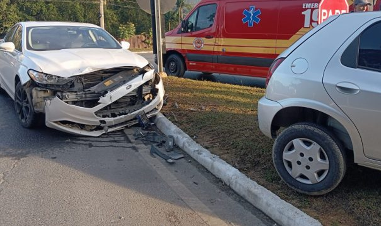 MULHER FICA FERIDA EM ACIDENTE ENTRE DOIS CARROS NO BAIRRO BOM PASTOR, EM QUIRINÓPOLIS