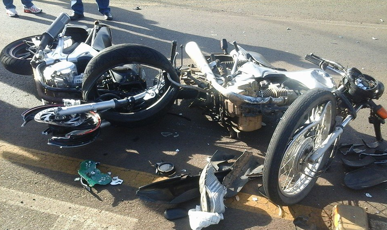 COLISÃO ENTRE DUAS MOTOCICLETAS DEIXA JOVEM FERIDO NO CENTRO DE QUIRINÓPOLIS